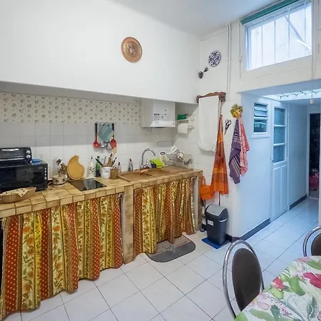 בית נופש Charming House Garden & Garage