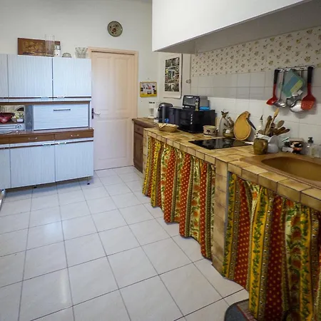 בית נופש Charming House Garden & Garage